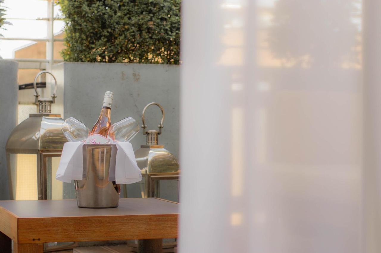 Sanderson London Ngoại thất bức ảnh Champagne bottle in a cooler
