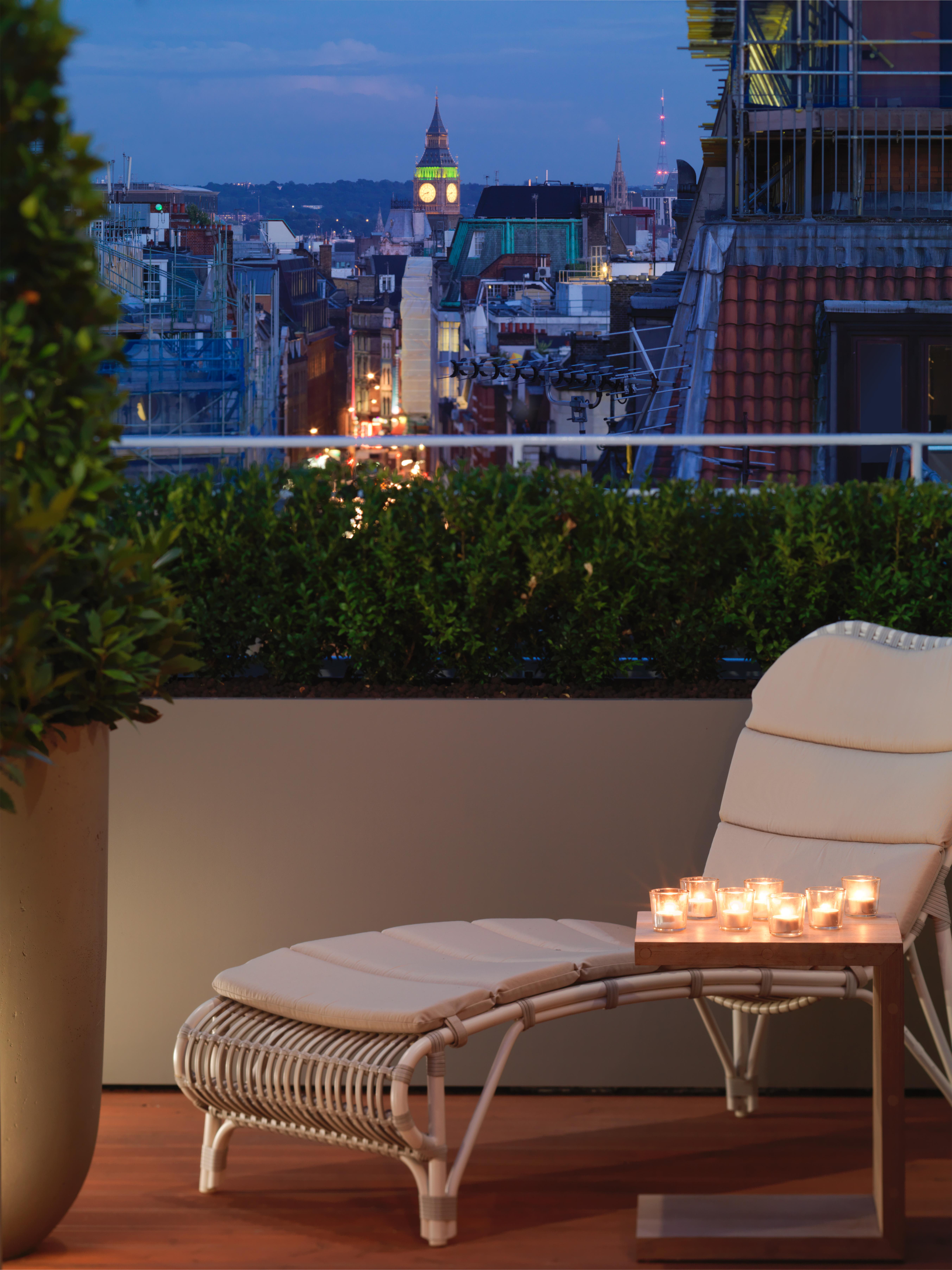Sanderson London Ngoại thất bức ảnh A balcony in a residential building