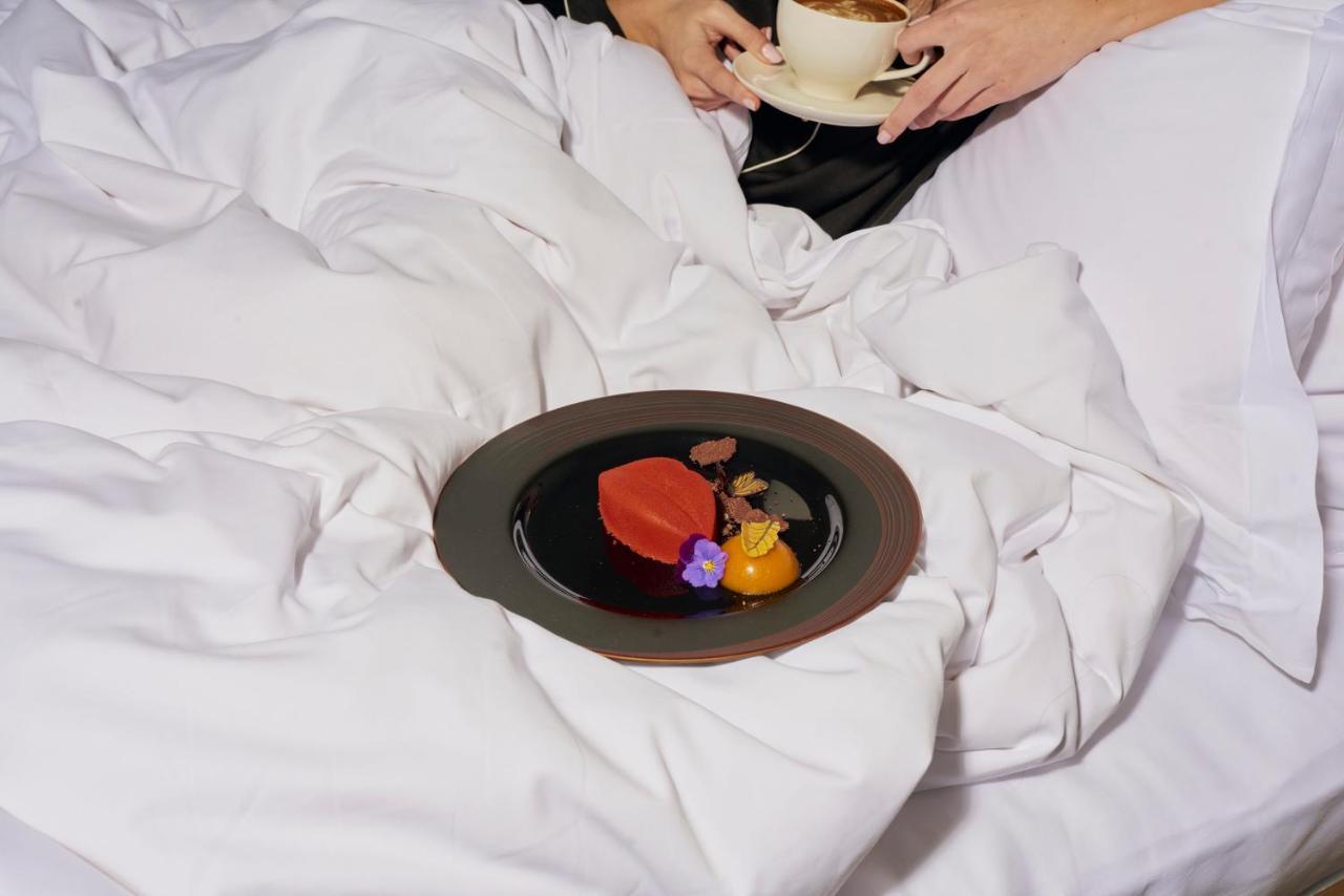 Sanderson London Ngoại thất bức ảnh A woman eating a heart-shaped dessert