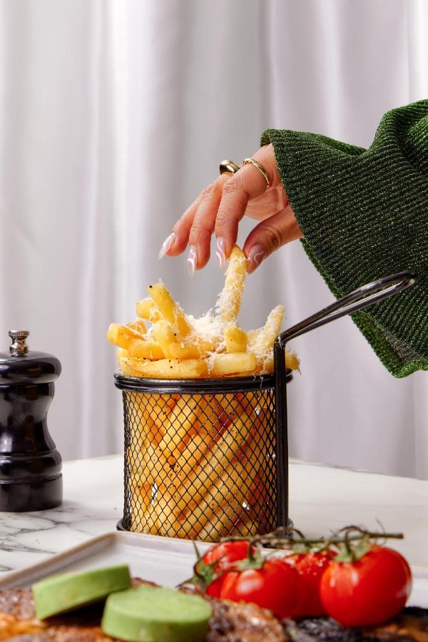 Sanderson London Ngoại thất bức ảnh Parmesan cheese being sprinkled on chips