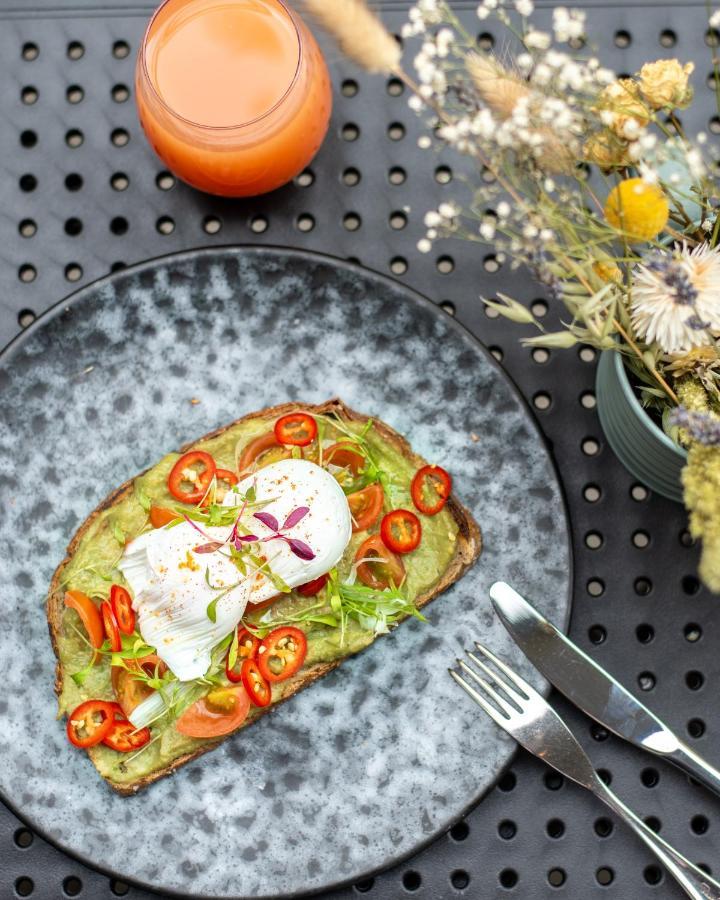 Sanderson London Ngoại thất bức ảnh Avocado on toast with poached eggs