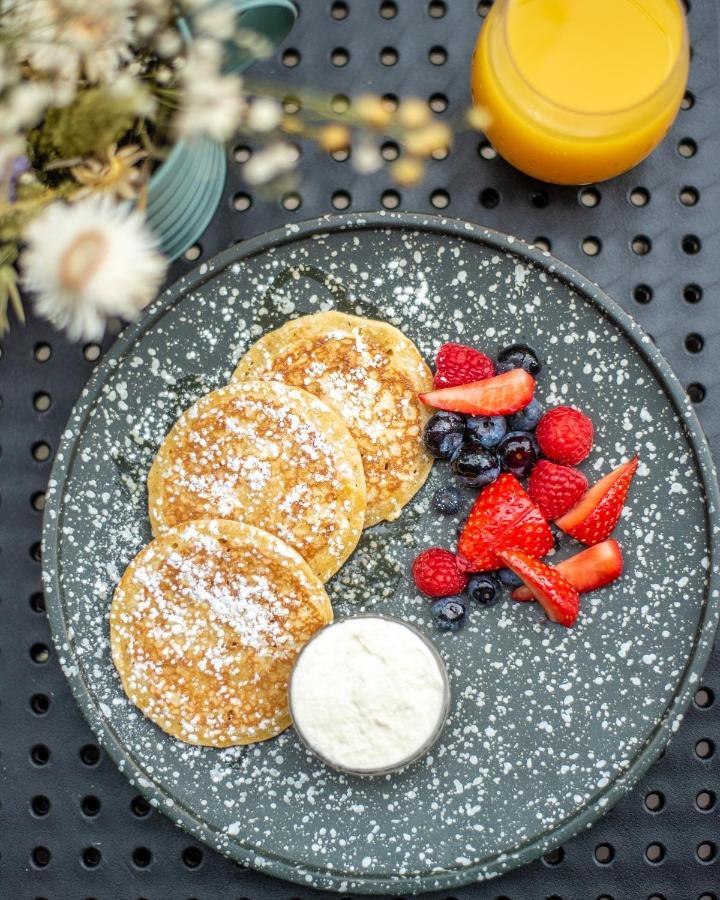 Sanderson London Ngoại thất bức ảnh Pancakes with fruit